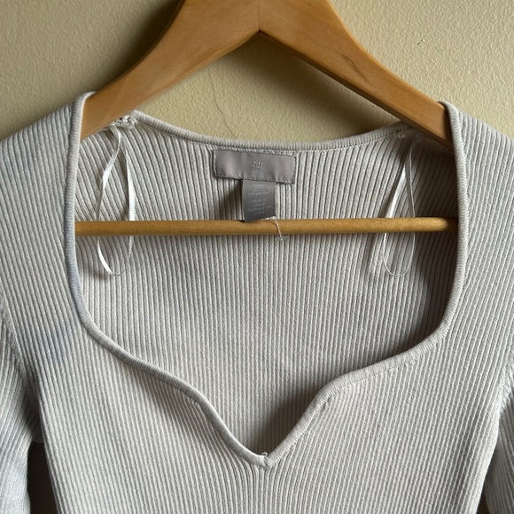 H&M Sweetheart Neck Line V Plunge Color: Cream Long Split Sleeve Sweater Size S… - Picture 4 of 10